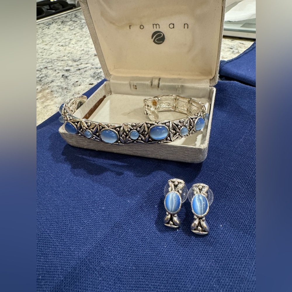 Blue stone bracelet and earrings set from Roman